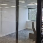 Bureau fermé vitré avec moquette et poste de travail, aménagement de bureaux par Aktive à Sophia Antipolis