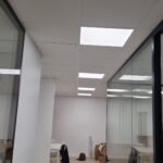 Circulation et cloisons vitrées toute hauteur à montants noirs, bureaux aménagés par Aktive à Sophia Antipolis