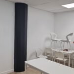 Salle de réunion livrée, poteau béton habillé en noir et cloison vitrée, bureaux aménagés par Aktive à Sophia Antipolis