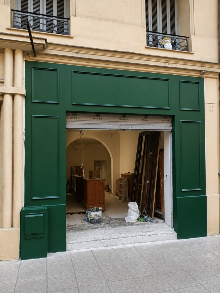 Devanture du même commerce à Nice pendant les travaux de rénovation menés par Aktive