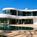 Villa de prestige à Antibes après rénovation par Aktive : façade courbe blanche, baies vitrées cintrées et piscine