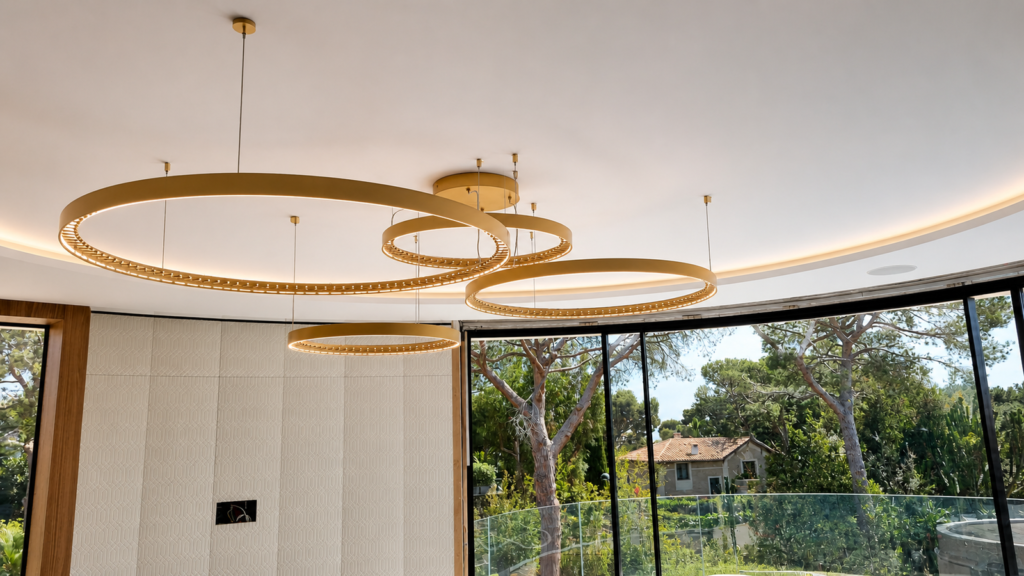 Suspensions à anneaux LED dorés, corniche lumineuse et baies vitrées cintrées, villa contemporaine à Super-Cannes rénovée par Aktive