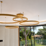 Suspensions à anneaux LED dorés, corniche lumineuse et baies vitrées cintrées, villa contemporaine à Super-Cannes rénovée par Aktive