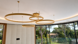 Suspensions à anneaux LED dorés, corniche lumineuse et baies vitrées cintrées, villa contemporaine à Super-Cannes rénovée par Aktive